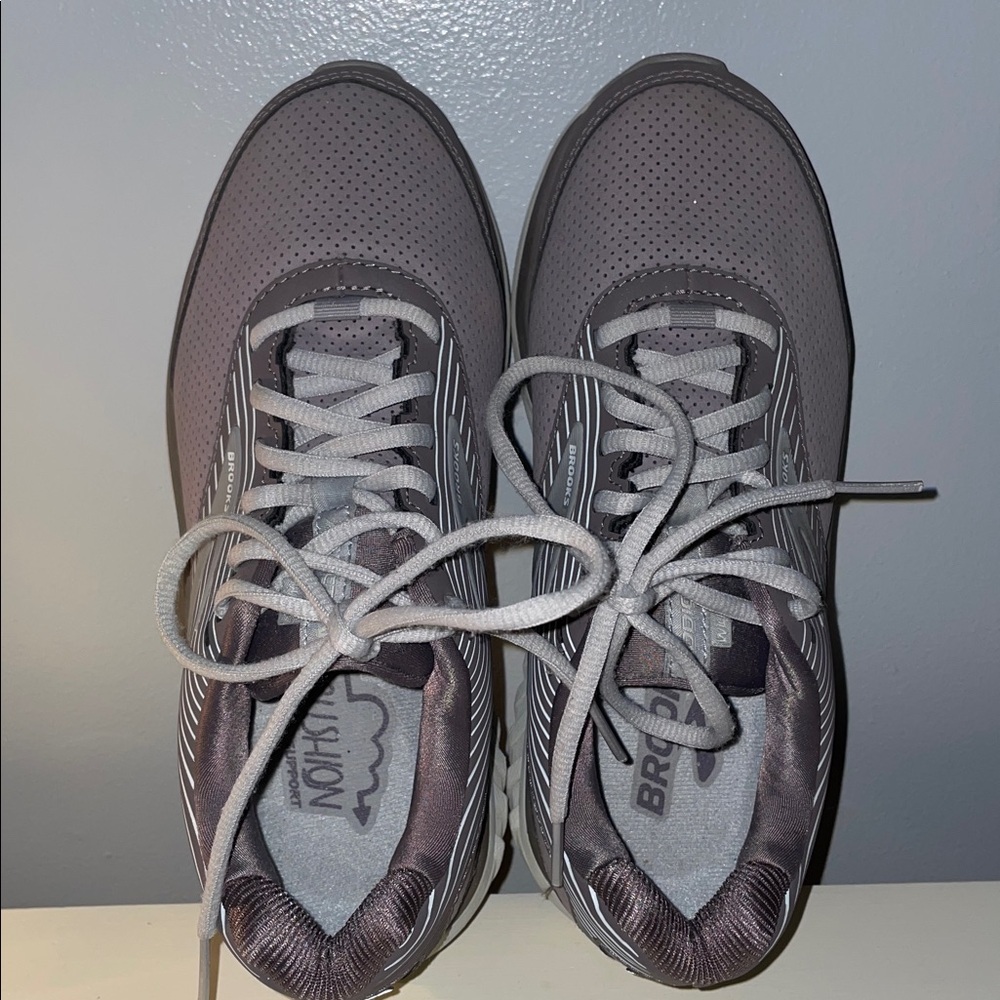Brooks Addiction Walker Suede. Women’s size 7.5D. Wide width. Light Purple.